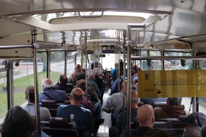 Rondrit met museumbussen door Arnhem